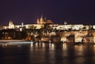 Noční pohled na Pražský hrad, Karlův most a Malou Stranu ze Smetanova nábřeží v Praze.