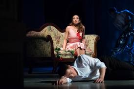 Na snímku Manon (Jarmila Hruškociová) a rytíř Des Grieux (Karel Audy) v baletu Manon Divadla J. K. Tyla v Plzni.