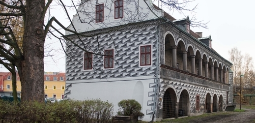 Letohrádek Červený dům v České Lípě. Jde o jedinou dochovanou renesanční stavbu svého druhu na severu Čech.