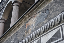 V České Lípě začala druhá etapa oprav a restaurování poškozených sgrafitových fasád takzvaného Červeného domu. Bude stát 1,8 milionu korun a zaplatí ji Liberecký kraj, který je vlastníkem památkově chráněné budovy.