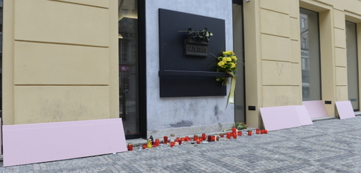 Kaňkův palác na pražské Národní třídě, na němž visí pamětní deska připomínající 17. listopad 1989, je obložen růžovým sádrokartonem. Má ochránit omítku paláce před plamínky svíček. Každoročně u ní lidé položí stovky svíček a květin.
