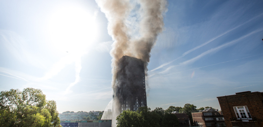 Požár výškového bytového domu Grenfell Tower v Londýně.