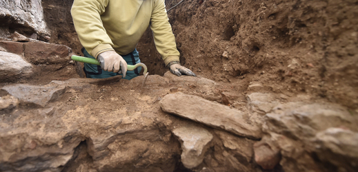 První fázi záchranného archeologického výzkumu archeologové provádějí na parkovišti (ilustrační foto).