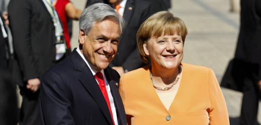 Vlevo kandidát na prezidenta Sebastián Piňera společně s německou kancléřkou Angelou Merkerlovou.