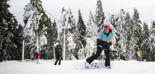 Lyžaři mají k dispozici 300 metrů dlouhý úsek sjezdovky Anděl s asi 30 centimetry přírodního a technického sněhu.