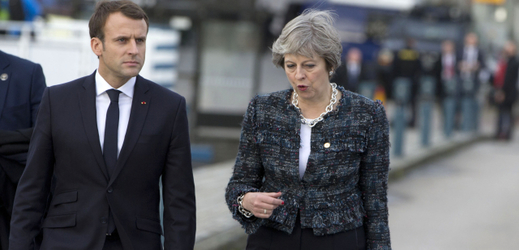 Vlevo francouzský prezident Emmanuel Macron a předsedkyně britské vlády Theresa Mayová.