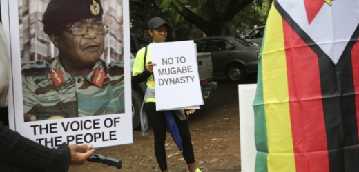 Lidé oslavují svržení Mugabeho. Mnozí nesou transparenty s nápisem "Ne Mugabeho dynastii".