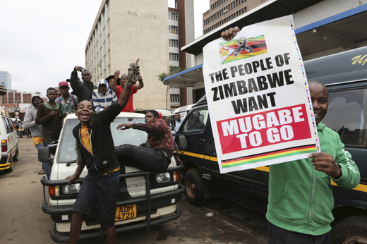 Tisíce obyvatel zimbabwské metropole Harare vyšly do ulic vyjádřit své nadšení nad očekávaným svržením prezidenta Roberta Mugabeho.