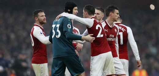 Brankář Arsenalu Petr Čech se raduje se svými spoluhráči z výhry v Premier League.