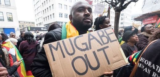Demonstrace proti prezidentu Mugabemu.
