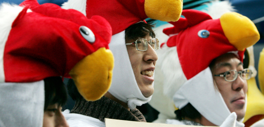 Studenti převlečení za kuřata přesvědčovali kolemjdoucí v Soulu, aby se nebáli konzumovat kuřata a další drůbež. Pokles zájmu o drůbeží maso vyvolala nákaza ptačí chřipkou, jež před časem postihla většinu asijských zemí.