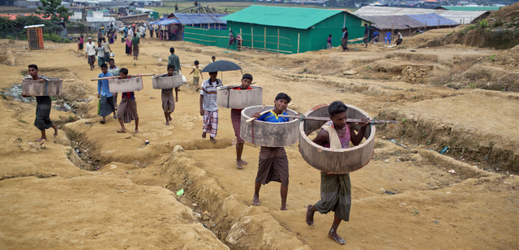 Rohingové, kteří přišli z Myanmaru do Bangladéše, nesou stavební materiál do uprchlického tábora v Ukhiya.