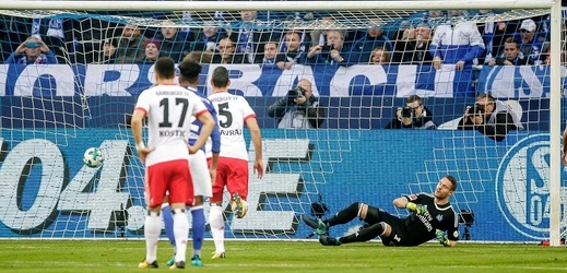 Fotbalisté Schalke 04 porazili trápící se Hamburk 2:0.