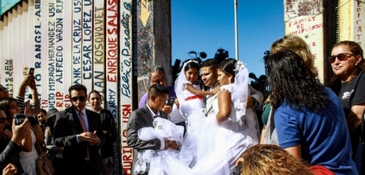 Svatba Američana a Mexičanky na americko-mexické hranici.