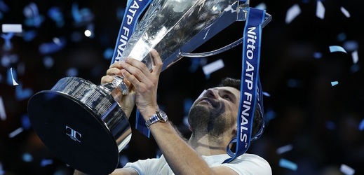 Tenista Dimitrov slaví svůj titul v Turnaji mistrů.