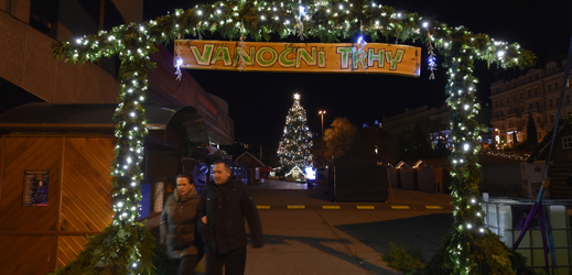Na ilustračním snímku loňské vánoční trhy v Karlových Varech.