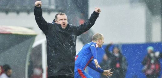 Plzeňský trenér Pavel Vrba slaví gól svého týmu.