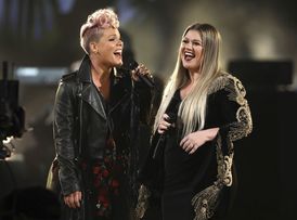 Pink (vlevo) a Kelly Clarkson.
