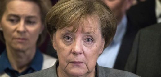 Angela Merkelová na tiskové konferenci, kde oznámila ztroskotání jednání o koalici v barvách "jamajky".