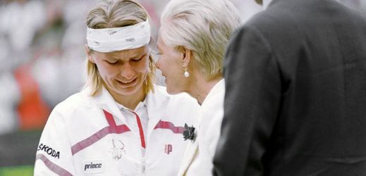 Památný moment kariéry Jany Novotné, kdy se po prohraném wibmledonském finále rozplakala na rameni vévodkyně z Kentu.