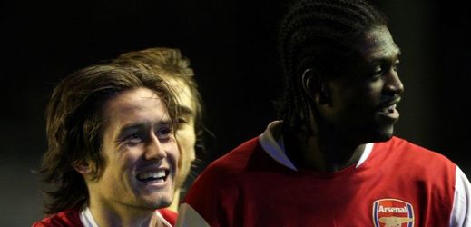 Emmanuel Adebayor po boku Tomáše Rosického v dresu Arsenalu.