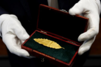 Vydražený zlatý vavřínový list z koruny Napoleona Bonaparteho.