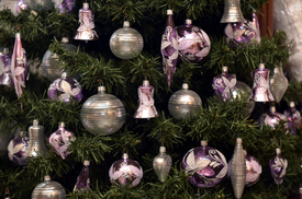 Vánoční stromek může být laděn do jemných a pudrových barev.
