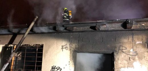 Hasiči zasahují při požáru  domu v pražských Vršovicích.