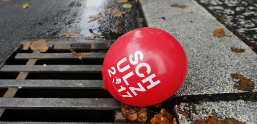 Červený balonek se jménem předsedy sociálních demokratů Martinem Schulzem leží na ulici před centrálou SPD v Berlíně.