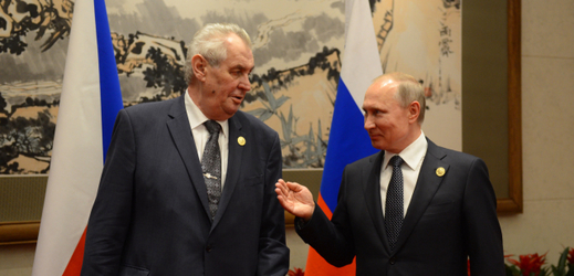 Miloš Zeman (vlevo) a Vladimir Putin během setkání v Pekingu.