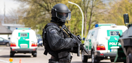Příslušník německé protiteroristické policejní jednotky.