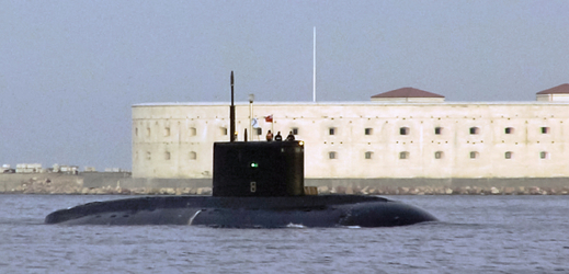 Ruská ponorka u základny v Sevastopolu.