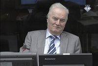 Ratko Mladić při soudním procesu v roce 2014. 