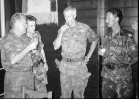 Generál Ratko Mladič při válce (vlevo).