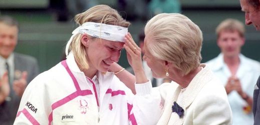 Emotivní scéna, při které Jana Novotná plakala vévodkyni z Kentu na rameni po prohraném wimbledonském finále, v roce 1993 obletěla svět.