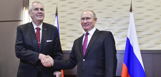 Český prezident Miloš Zeman (vlevo) a jeho ruský protějšek Vladimir Putin.
