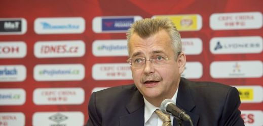 Předseda představenstva fotbalové Slavie Jaroslav Tvrdík. 