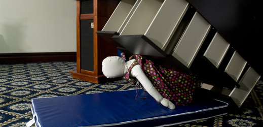 Evropská komise pro bezpečnost spotřebitelů sleduje demonstraci toho, jak mohla skříňka IKEA spadnout na dítě.