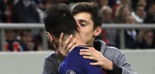 Fanoušek, který při zápase Olympiakosu s Barcelonu vběhl na hřiště a dal pusu Lionelu Messimu.