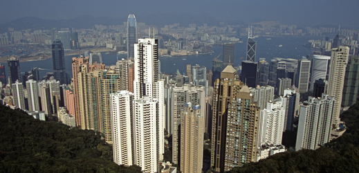 Hlavní akciový index burzy v Hongkongu poprvé po deseti letech uzavřel nad 30 tisíci body. Na snímku pohled na Hong Kong.