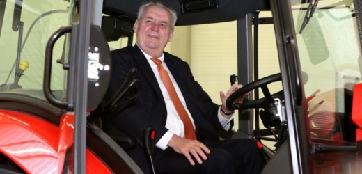 Miloš Zeman v traktoru Zetor. Firmě se také podařilo v Rusku zabodovat.
