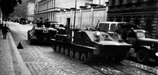 Dobový snímek z invaze vojáků Varšavské smlouvy. Srpen 1968.