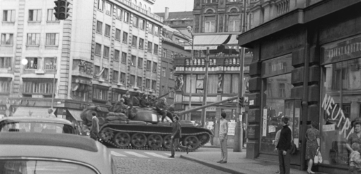 Sovětský tank jedoucí pražskou ulicí v srpnu 1968.