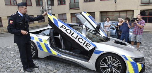 Policista, který řídil supersport BMW i8, havaroval kvůli zdravotnímu kolapsu.