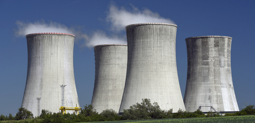 Jaderná elektrárna Dukovany. Chladicí věže slouží elektrárně od zahájení provozu v roce 1985, u paty v průměru měří 90 metrů a v horní části 60 metrů.