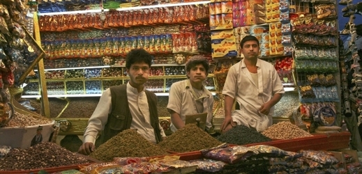 Prodavači na tržišti v Jemenu prodávají a sami žvýkají listy katy jedlé.