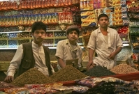 Prodavači na tržišti v Jemenu prodávají a sami žvýkají listy katy jedlé.