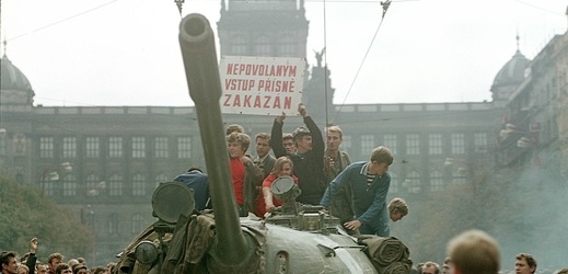 Vstup vojsk Varšavské smlouvy 21. srpna 1968, okupace v pražských ulicích.