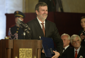 Historik Vlastimil Vondruška převzal od českého prezidenta Miloše Zemana medaili za zásluhy při slavnostním ceremoniálu udílení státních vyznamenání 28. října 2017 ve Vladislavském sále Pražského hradu.