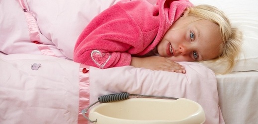 Střevní chřipka se nejčastěji projevuje bolestmi břicha, křečemi a zvracením.